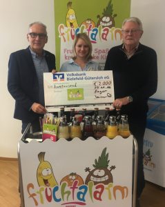 Präsident Uwe Kauscher (links) und Pressesprecher Volker Niestrat überreichen unseren Spendenscheck an Frau Peggy Brammert von "Fruchtalarm".